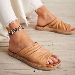 FP Este slip-on sandals Sz 8/38